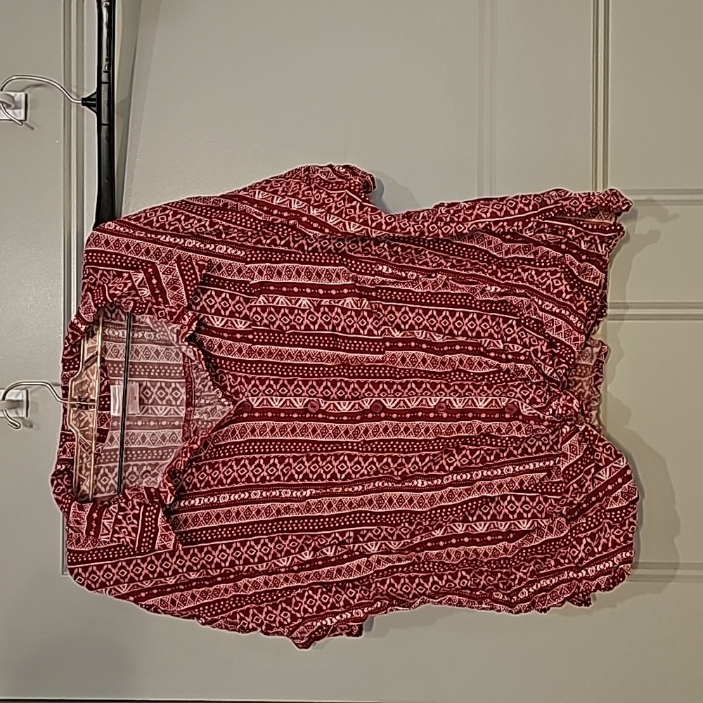 No boundaries, extra large, red and white, T-shirt.